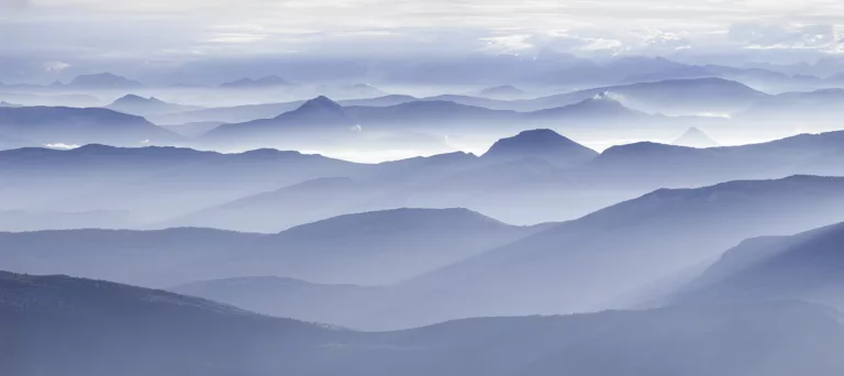 Lever de soleil  brumeux depuis le mont Ventoux vers les Alpes - Provence - France